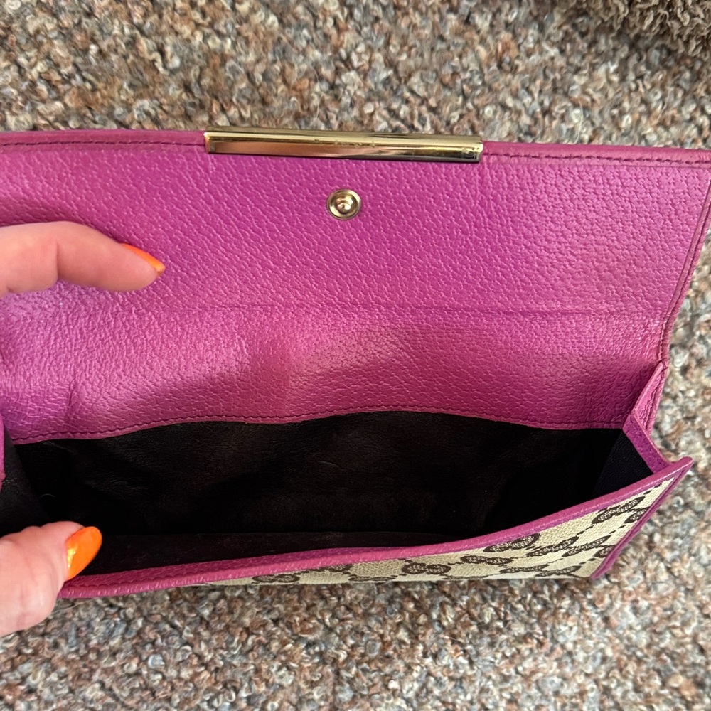 Gucci Tan and Pink Monogram Clutch - Picture 2 of 6